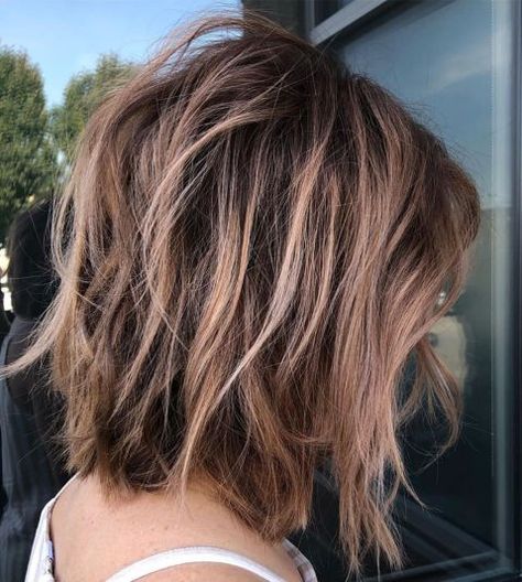 Long Shaggy Bob With Bronde Highlights Textured Bob Vs Layered Bob, Bob Hairstyles With Highlights, Long Messy Bob, Long Shaggy Bob, Hairstyles With Highlights, Medium Shaggy Hairstyles, Shaggy Bob Hairstyles, Long Shaggy, Shaggy Bob Haircut