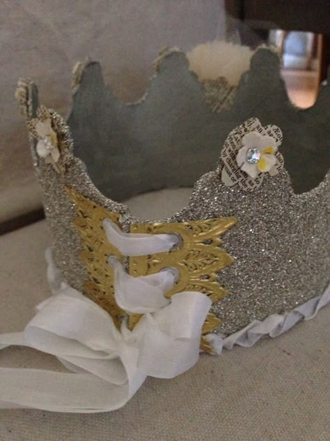 Back of the crown Craft Crown, Diy Crowns, Diy Birthday Crown, Crown Diy, Senior Crowns, Birthday Crowns, Senior Crown, Paper Crown, Birthday Ideas For Her