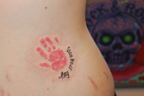 Baby Handprint Tattoo, Baby Hand Print Tattoo, Handprint Tattoo, Baby Hand Tattoo, Hand Print Tattoos, Tattoos For Siblings, Door Tattoo, Matching Tattoos For Siblings, Sibling Tattoos