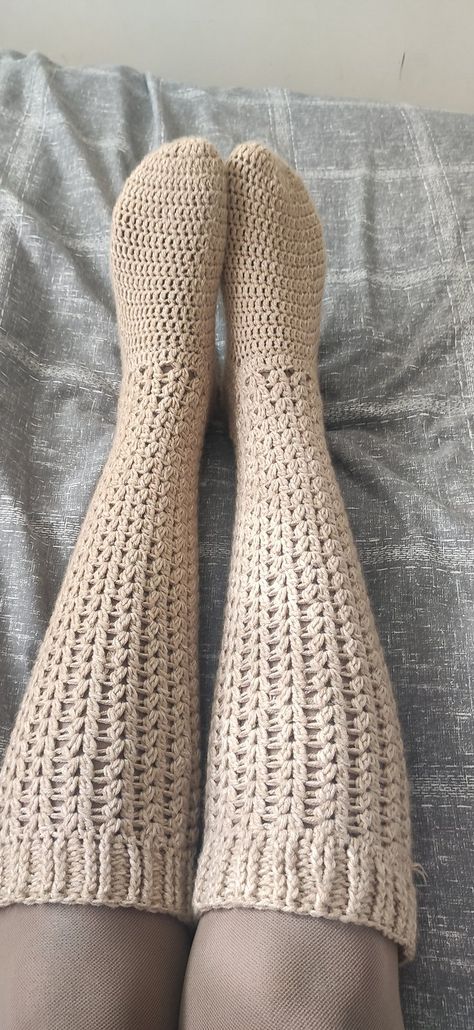 Crochet Knee High Socks Free Pattern, Crochet Thigh High Socks Free Pattern, Leg Warmers Free Pattern, Crochet Thigh High Socks, Crochet Sock Pattern Free, Crochet Blanket Stitch, Easy Crochet Socks, Crochet Blanket Stitch Pattern, Crochet Stocking