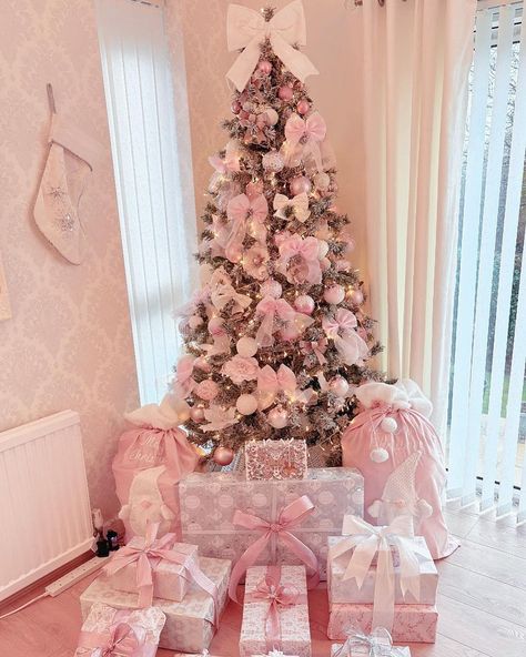 Baby Pink And White Aesthetic, Pink Christmas Aesthetic Vintage, White Aesthetic Christmas, Pink Aesthetic Christmas, Pink And White Christmas Tree, Pink Christmas Bedroom, Pink And White Christmas, Scream Queens Fashion, Winter Wonderland Card