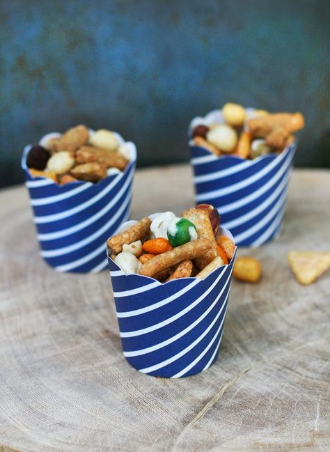 Party snack cups: Fill a cup with snacks for an inexpensive, fun party food! Snack Cup Ideas, Party Snack Cups, Wedding Charcuterie, Cheap Recipe, Individual Appetizers, Creative Snacks, Best Party Food, Party Snack, Cupcake In A Cup