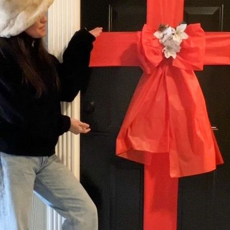 SHAYNA ALNWICK on Instagram: "The BEST Christmas decor hack for under $4!! 🤯🎁 Products used from @dollartree - 2 x red plastic table clothes ($1.25 each) - 1 x white flower foliage ( $1.25 each) TAA-DAAA!!! And now you have a beautiful Christmas door decor for under $4!! ENJOY! ♥️ . . . #christmasdecor #christmashack #christmasdecorations #christmas #diychristmas #christmastree #holidaydecor" Table Cloth Door Decorations, Plastic Table Cloth Ideas Decorations, Calisthenics Workouts, Diy Door Decor, Flower Foliage, Diy Tablecloth, Christmas Door Decor, Door Bow, Diy Christmas Presents