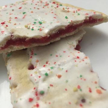 Food Review: Kellogg’s Pop-Tarts : Frosted Strawberry Flavour. If you love sweet fruity desserts, this might be something you want to try! #Poptart #Strawberry #Snack #Dessert #Food 90s Food, Strawberry Pop Tart, American Snacks, Dessert Items, Food Review, Fruity Desserts, Yummy Comfort Food, Dessert Food, Homemade Snacks