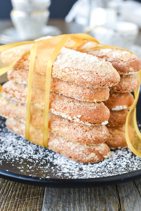 Lady Fingers Recipe, Italian Biscuits, Finger Cookies, Italian Cookie Recipes, Italian Recipes Dessert, Italian Pastries, Biscotti Recipe, Tiramisu Recipe, Lady Fingers