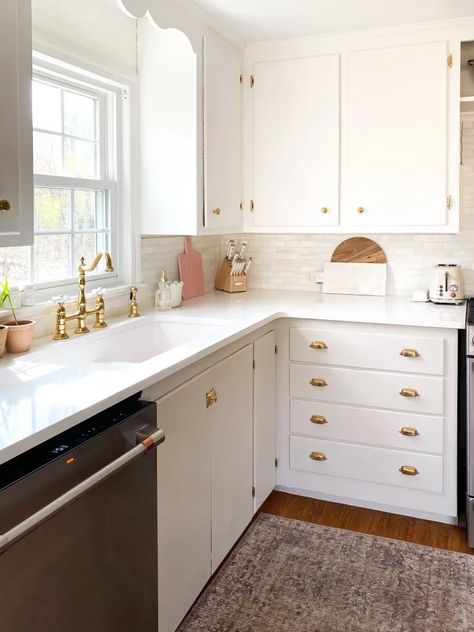 1950s Massachusetts Cape House With Adorable Original Details | Apartment Therapy Grand Millenial, Dark Wood Kitchen Cabinets, Nacho Dip, Farmhouse Kitchen Backsplash, Farmhouse Kitchen Island, Kitchen Island Decor, Kitchen Backsplash Designs, Farmhouse Kitchen Cabinets, Baked Mac