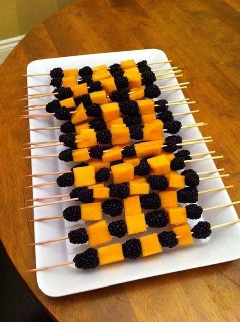 Theme colorful fruit skewers / 26 Healthy Halloween Snack Hacks (via BuzzFeed Community) Halloween Fingerfood, Menu Halloween, Healthy Halloween Treats, Snack Hacks, Healthy Halloween Snacks, Fruit Skewers, Halloween Appetizers, Healthy Halloween, Halloween Dinner