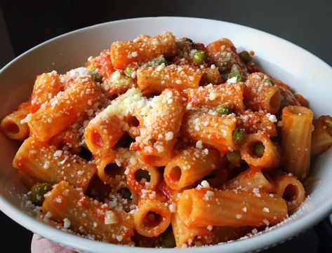 Red Sauce Recipe, Red Pasta, Pasta With Peas, Red Sauce Pasta, Pasta Making, Sicilian Recipes, Pea Recipes, Red Sauce, Family Recipe