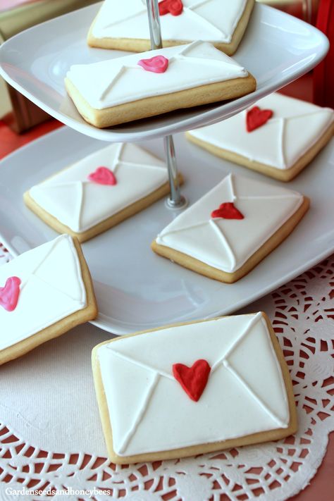 Valentine Heart Envelope Cookies - Garden Seeds and Honey Bees Envelope Cookies, Valentine Cookies Decorated, Valentines Day Sugar Cookies, Valentine Sugar Cookies, Valentines Baking, Heart Envelope, Royal Iced Cookies, Iced Sugar Cookies, Valentine Desserts