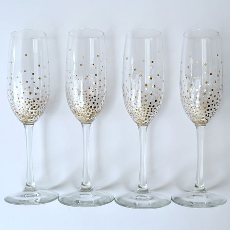 Whether you're throwing a swank holiday soiree or looking for unique gifts for your friends, these chic DIY gold dot champagne flutes are sure to awe! Bride Champagne Glass Diy, Diy Champagne Flutes, Diy Gifts To Sell, Bridesmaid Groomsmen Gifts, Holiday Soiree, Plastic Champagne Flutes, Glitter Champagne, Wedding Champagne Glasses, Wedding Flutes