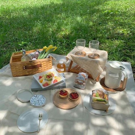 Minimalist Picnic Aesthetic, 2 People Picnic, Garden Date Aesthetic, Minimalist Picnic, Korean Picnic, Japanese Picnic, Picnic Hack, Grass Picnic, Bridal Picnic