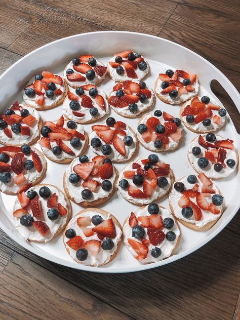 Fruit Pizza Cupcakes, Mini Fruit Pizza, Desserts Mini, Fruit Pizzas, Mini Fruit Pizzas, July Desserts, Candy Truffles, Strawberries Blueberries, 4th Of July Desserts