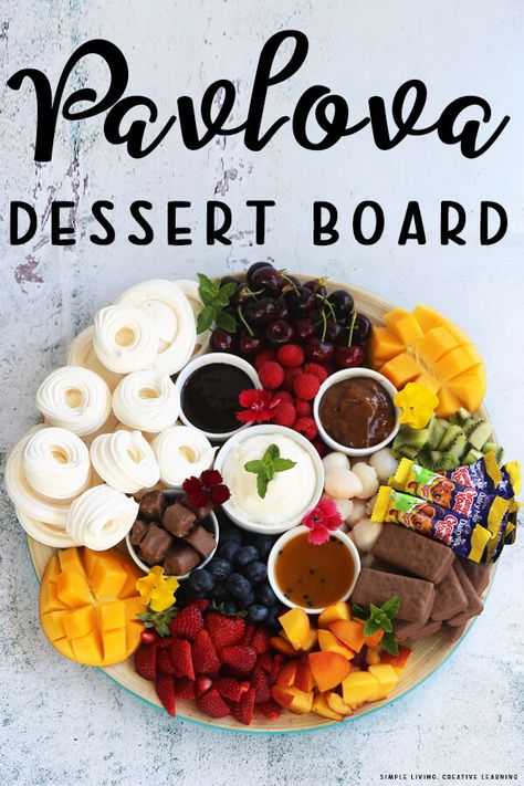 Pavlova Dessert Board, Pavlova Charcuterie Board, Easy Dessert Platter, Pavlova Board Grazing, Pavlova Grazing Board, Mini Pavlova Presentation, Christmas Pavlova Ideas, Mini Pavlova Ideas, Pavlova Platter