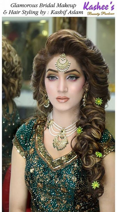 Glamorous bridal makeup and hair styling done By kashif Aslam by kashee 's beauty parlour Bridal Mehndi Hairstyles, Pakistani Bridal Makeup Hairstyles, Pakistani Bridal Hairstyles, Mehndi Hairstyles, Pakistani Bridal Makeup, Indian Wedding Hairstyles, Mode Turban, Traditional Look, Indian Bridal Hairstyles