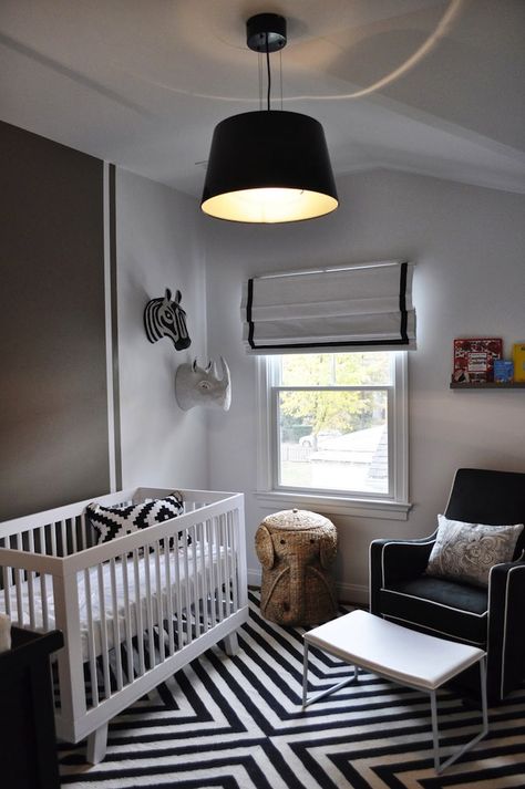 The black and white color scheme in this modern nursery looks amazing when paired with geometric elements. #nursery Small Nursery Design, Modern Crib Bedding, Black White Nursery, Modern Crib, White Nursery, Black And White Decor, Baby Room Ideas, Baby Rooms, White Rooms