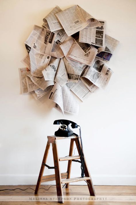 Newspaper Set Design, Newspaper Decorations Wall, Creative Backdrop Ideas Photography, Newspaper Installation, Newspaper Photoshoot Backdrop, Photography Studio Ideas Decor, Newspaper Decorations, Photo Studio Design Ideas, Photoshoot Set Design