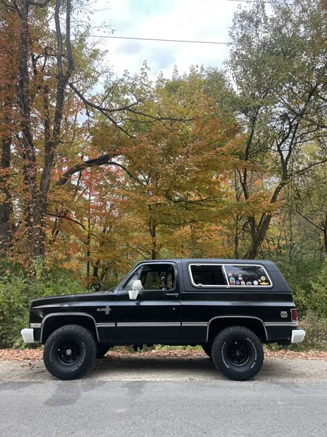 Classic Suv Vehicles, Classic Gmc Trucks, Blacked Out Chevy Blazer, Vintage Chevy Blazer, Old Chevrolet Trucks, Chevy Truck Aesthetic, K10 Blazer, Chevy Bronco, 90s Truck