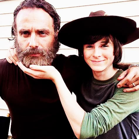 Father and son, Andrew Lincoln & Chandler Riggs...I love this picture. Carl The Walking Dead, Rick And Carl, Twd Funny, Walking Dead Cast, Chandler Riggs, Fear The Walking, Carl Grimes, Andrew Lincoln, Fear The Walking Dead