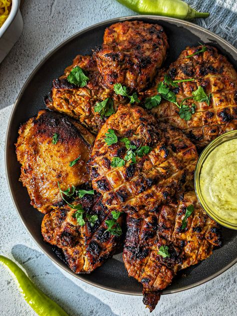 A plate of al faham grilled chicken garnished with parsley and served with toum. Charcoal Chicken Recipe, Al Faham Chicken, Charcoal Chicken, Grilled Tandoori Chicken, Tandoori Chicken Recipe, Arabian Food, Chicken Steak, India Food, Health Dinner Recipes