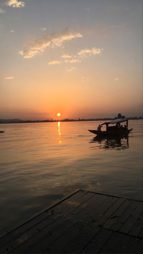 📍Dal Lake, Srinagar. Dal Lake Aesthetic, Dal Lake, Srinagar, Jammu And Kashmir, Aesthetic Videos For Edits Love, Aesthetic Videos, Travel Aesthetic, Golden Hour, Lake