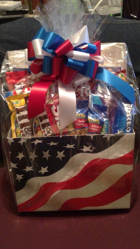 Patriotic gift basket Gift Baskets For First Responders, Veterans Day Gift Ideas, Basket Wrapping, Military Care Package Ideas Fathers Day, Care Package Ideas Military, Military Care Package Ideas, 4th Of July Care Package Military, Veterans Day Celebration, Basket Gift Ideas