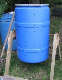 Here is a verticle version of a compost barrel made from a plastic 55 gallon drum. #drum #compost #soapwarehouse Compost Barrel, Compost Bin Diy, Compost Bins, Compost Tumbler, Diy Compost, Garden Compost, Gardening 101, Composting, Veggie Garden