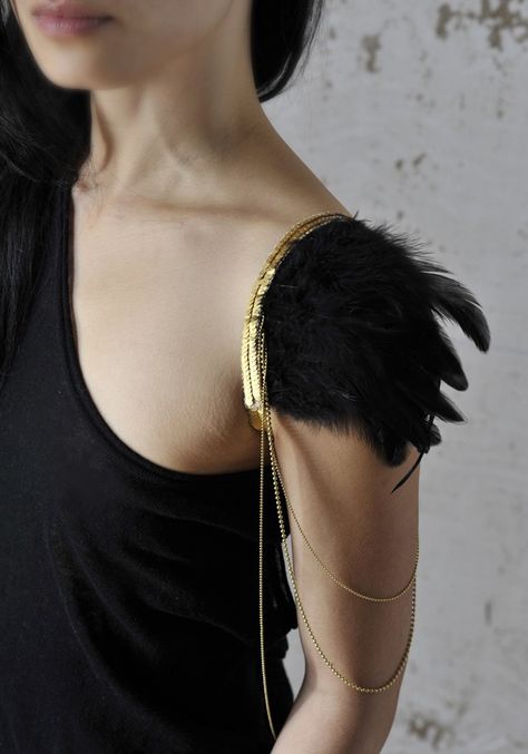 Shoulder Jewelry, Black Gold Jewelry, Carrie Bradshaw, Mode Inspiration, Dandy, Fashion Details, Body Jewelry, Feathers, Yves Saint Laurent