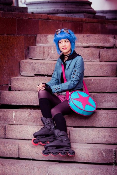 Nerd Outfits, Fantasy Outfits, Ramona Flowers, Scott Pilgrim Vs. The World, Bravest Warriors, Mary Elizabeth Winstead, Vs The World, Cartoon Profile Pictures, Cosplay Tips