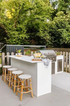 Renter Friendly Outdoor Kitchen, Outdoor Ikea Kitchen, Outdoor Kitchen Modular, Ikea Outdoor Kitchen Hack, Simple Outdoor Kitchen On A Budget, Ikea Outdoor Kitchen, Diy Outdoor Kitchen On A Budget, Outdoor Kitchen Diy On A Budget, Budget Outdoor Kitchen