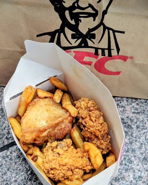 Jurassic Foodies 🦖 on Instagram: “Sometimes the only suitable snack is a @kfc_uki snack box😋🍗 1 piece snack box + 2 hot wings!🔥 📍#Bristol” Kfc Box, Hot Wings, Snack Box, Food Cravings, Chicken Wings, Bristol, 1 Piece, Yummy Food, Snacks