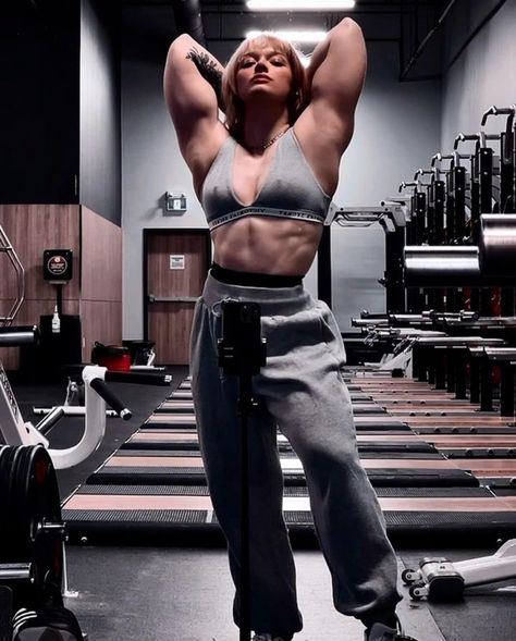 Flexing Pose, Mommy Time, Big Muscles, Fit Workout, Body Builder, Muscle Girls, Flexing, Summer Body, Muscle Women