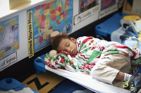 Sleep Well! 10 Ways We Help Kids Get a Great Daycare Nap Preschool Nap Time Tips, Daycare Nap Time Ideas, Overnight Daycare Ideas, Daycare Sleeping Area, Daycare Nap Room Ideas, In Home Daycare, Pre Kindergarten Classroom, Daycare Cots, Daycare Classroom