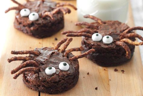 Looking to dress up your Halloween table while keeping it healthy at the same time? No tricks here, just our 6 favorite healthy Halloween treats! Brownie Spiders, Spider Food, Halloween Brownies, Brownies Recipes, Postres Halloween, Spooky Halloween Treats, Healthy Halloween Treats, Peanut Butter Pumpkin, Healthy Halloween