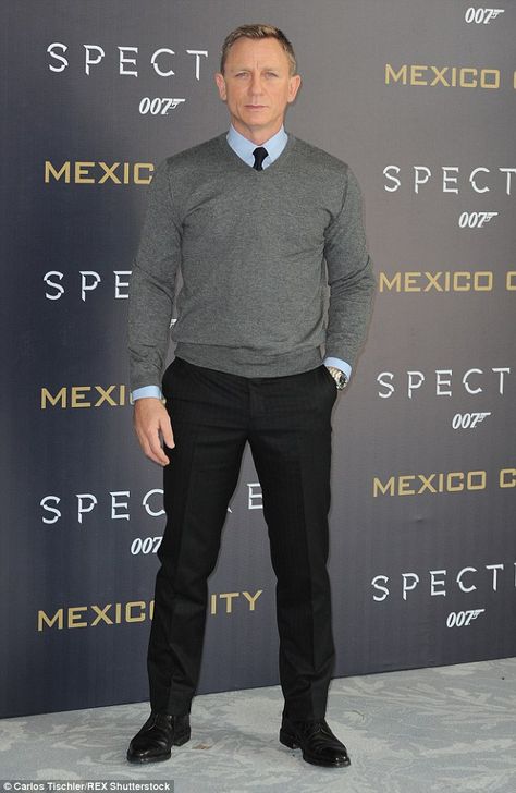 Daniel Craig Suit, James Bond Outfits, Daniel Craig Style, Bond Outfits, Naomie Harris, Sweater Outfits Men, James Bond Style, Daniel Craig James Bond, Hipster Mens Fashion