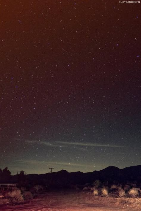 Desert Grunge, Desert Stars, Desert At Night, Desert Night, Desert Aesthetic, Desert Road, Magical Nature, Sky Images, Yucca Valley