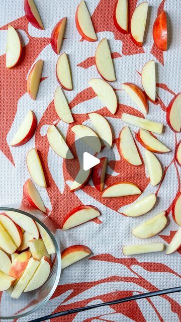 Stephanie Gigliotti | How to keep your apples from turning brown. Great for prepping ahead! You of course could squeeze lemon juice over the apples, but my kids... | Instagram How To Store Apple Slices, How To Store Apples In Fridge, How To Keep Apple Slices Fresh, How To Slice Apples Without Browning, How To Keep Sliced Apples Fresh, How To Keep Apples From Browning, Keep Apple Slices From Browning, Prevent Apple Slices From Browning, Stephanie Gigliotti