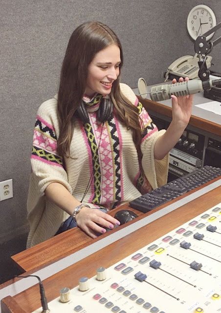 Southern Belle in Training: Radio 101: Pros and Cons to Working in Radio. Radio Host Outfit, Radio Host Aesthetic, Radio Host, Radio Dj Aesthetic, Journalism Job, Umbrella Illustration, World Radio, Podcast Topics, Radio Personality