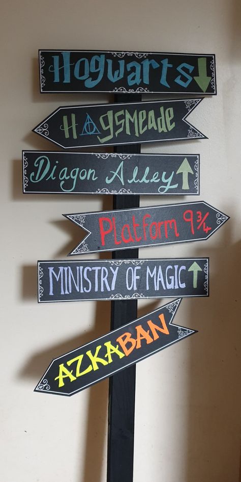 Harry Potter Sign Post, Hogwarts Sign Post, Harry Potter Dollar Tree, Diy Halloween Decorations Harry Potter, Harry Potter Cubicle, Harry Potter Camp Ideas, Diy Harry Potter Decorations Bedrooms, Harry Potter Room Decor Diy Easy, Harry Potter Diy Decorations Room