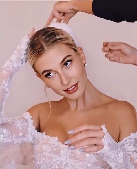 . on Instagram: “She looks like 👑𝐐𝐮𝐞𝐞𝐧👑 in her wedding day 🥺☁ @haileybieber ✨🦋 . . . . . . . . . . #haileybieber #hailey #justinbieber #beautiful…” Bieber Wedding, Hailey Bieber Wedding, 007 Casino Royale, Good Photos, Bridal Makeup Looks, Dark Coffee, Wedding Hair Inspiration, Designs Nail, Chic And Elegant