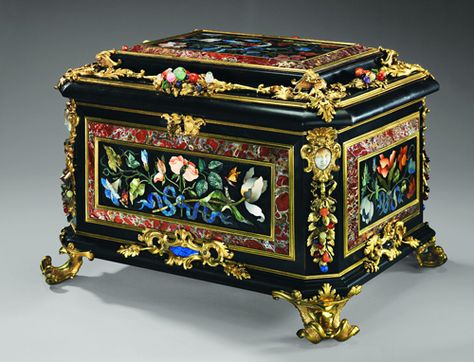 Boxes of this type were made either as luxurious display items for the Medici's use or as diplomatic gifts to the kings and courtiers of Europe. 18th Century Jewelry, Jewelry Box Design, Jewelry Casket, Antique Jewelry Box, Jewelry Trinket, Micro Mosaic, Antique Boxes, Music Boxes, Pretty Box