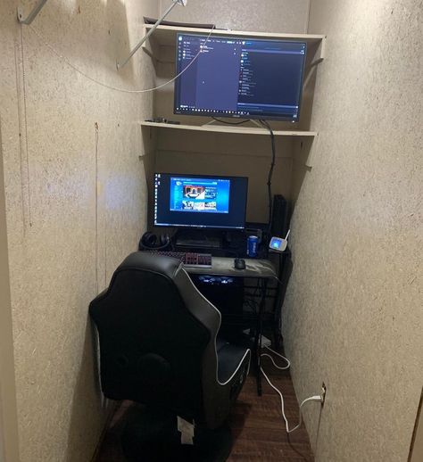 1,624 Likes, 26 Comments - Gaming Setups - Chris (@setupscientist) on Instagram: “Now this is what I call a setup!! 😂😂 This must belong to @harrypotterfilm 🤣😂 Can you spot the…” Gaming Closet, Video Game Bedroom, Teen Boy Bedroom Decor, Small Game Rooms, Mirror Decor Living Room, Gamer Bedroom, Setup Pc, Setup Gamer, Video Game Rooms