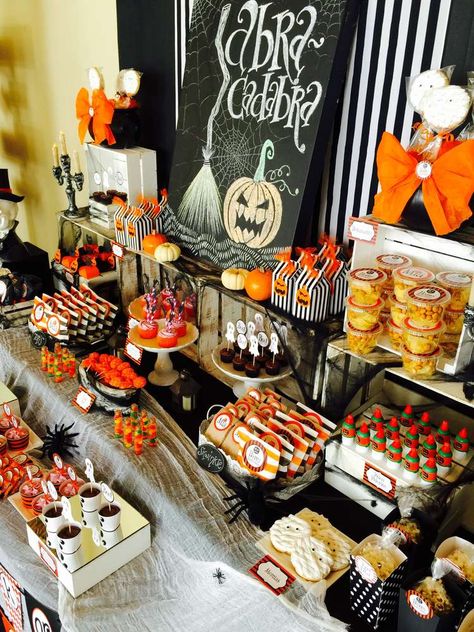 Adult Halloween Party Food, Adult Halloween Party Decorations, Treats For Halloween, Dessert Halloween, Postres Halloween, Halloween Themed Birthday Party, Halloween Party Photo, Dulces Halloween, Halloween Decor Diy