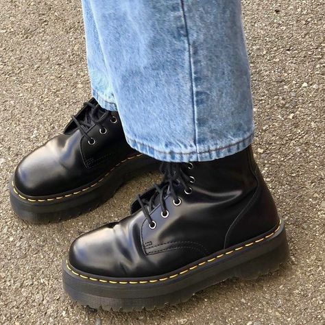 Sup Girl, Dr Shoes, Shoe Inspo, Aesthetic Shoes, Swag Shoes, Mode Inspo, Dream Shoes, Doc Martens, Mode Inspiration