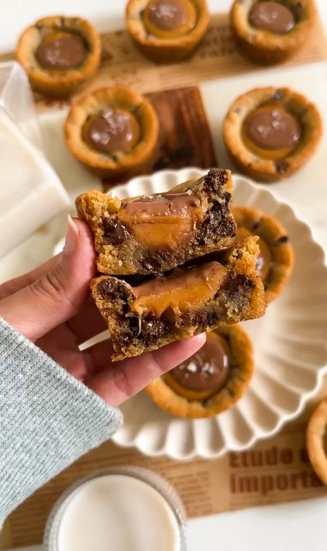 Twix Cookie, Spring Roll Pastry, Cookie Cups Recipe, Desert Ideas, Cook More, Ultimate Cookies, Twix Cookies, Sweet Treats Desserts, Summer Cookies