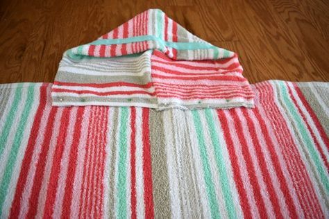 An easy step by step tutorial for how to make a hooded towel for little kids! Super easy. Click to see the steps Surf Poncho Diy Free Pattern, Hooded Towel Tutorial, Towel Poncho, Kids Hooded Towels, Beach Poncho, Diy Towels, Fabric Purse, Hooded Bath Towels, Sewing For Baby