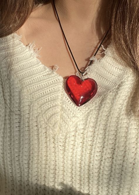 Chunky Heart Necklace Outfit, Chunky Necklace Aesthetic, Big Heart Necklace, Elegant Goth, Grunge Jewelry, Heart Choker Necklace, Mazzy Star, Grunge Fashion Soft, Women Y2k