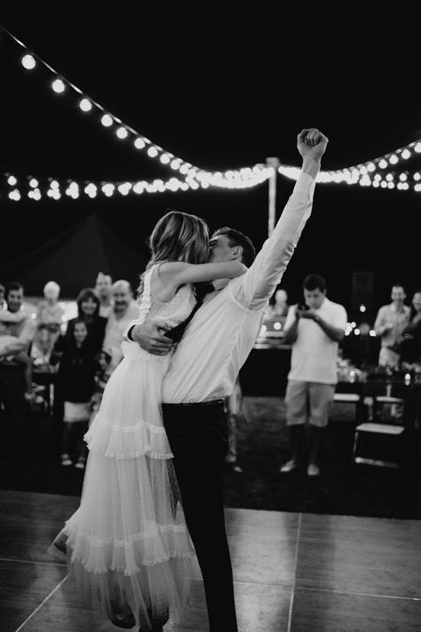 Wedding Photography First Dance, First Dance Photography, First Dance Wedding Photos, First Dance Wedding, Wedding Fotos, Outdoor Celebration, Wedding First Dance, Dance Images, Wedding Picture Poses