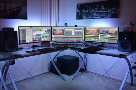 THREE LG UC-97 34" curved LCD monitors in Eyefinity display (10320x1440 resolution!) - Techist - Tech Forum Monitor Desk Setup, Gamers Room, Pc Building, Monitor Setup, Curved Monitor, Monitor Desk, Computer Desk Setup, Pc Gaming Setup, Pc Setups