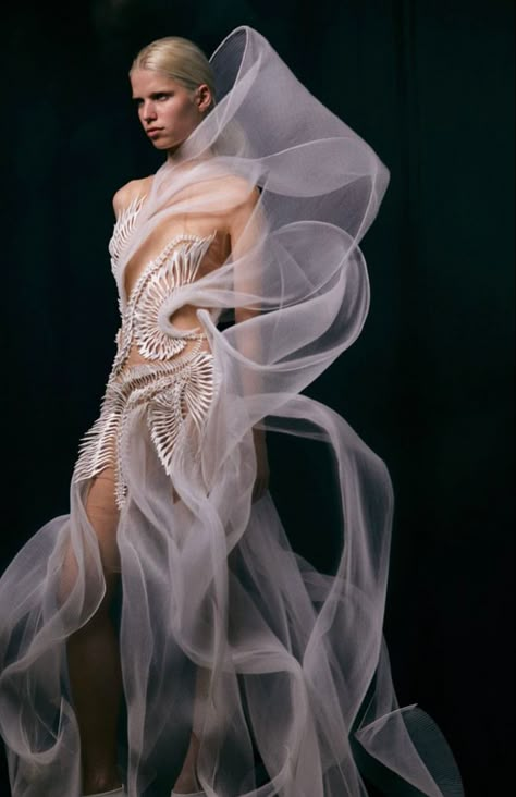 Futurism Fashion, Uni Fashion, Conceptual Fashion, Iris Van Herpen, Fashion Design Inspiration, Futuristic Style, 3d Fashion, Couture Details, Futuristic Fashion