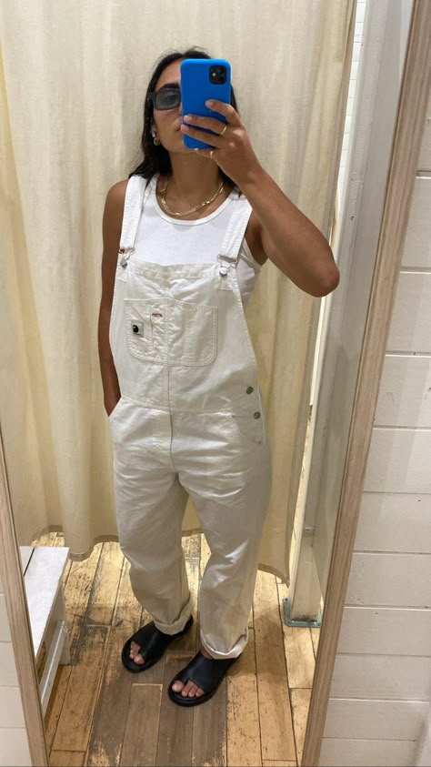 White Overalls Outfit Summer, Cream Overalls Outfit, White Overalls Outfit, Salopette Outfit, College Class Outfits, Overalls White, White Overalls, Overall Outfit, Overalls Outfit